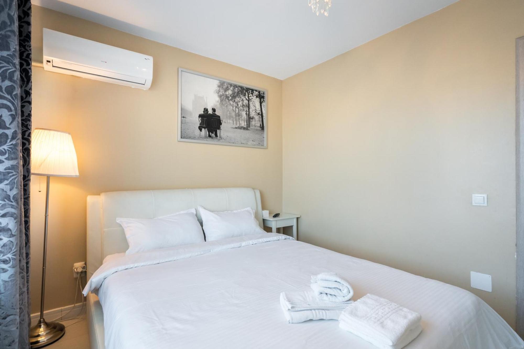 Top Location With Iconic View - Sala Palatului Bucarest Esterno foto